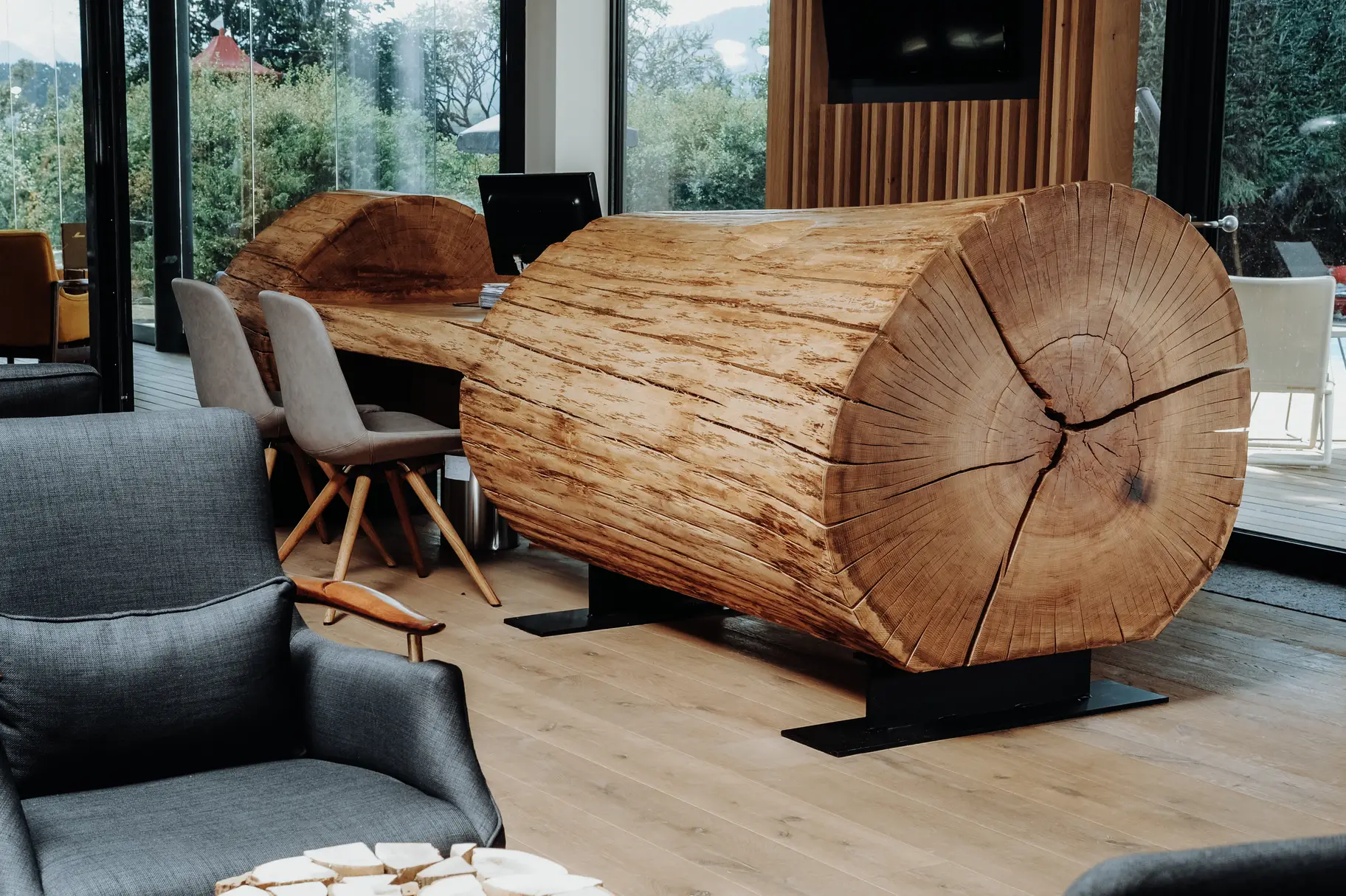 Exklusive Hotelrezeption aus einem Baumstamm für Empfangsbereiche von Hotels von Stammdesign, Rückseite