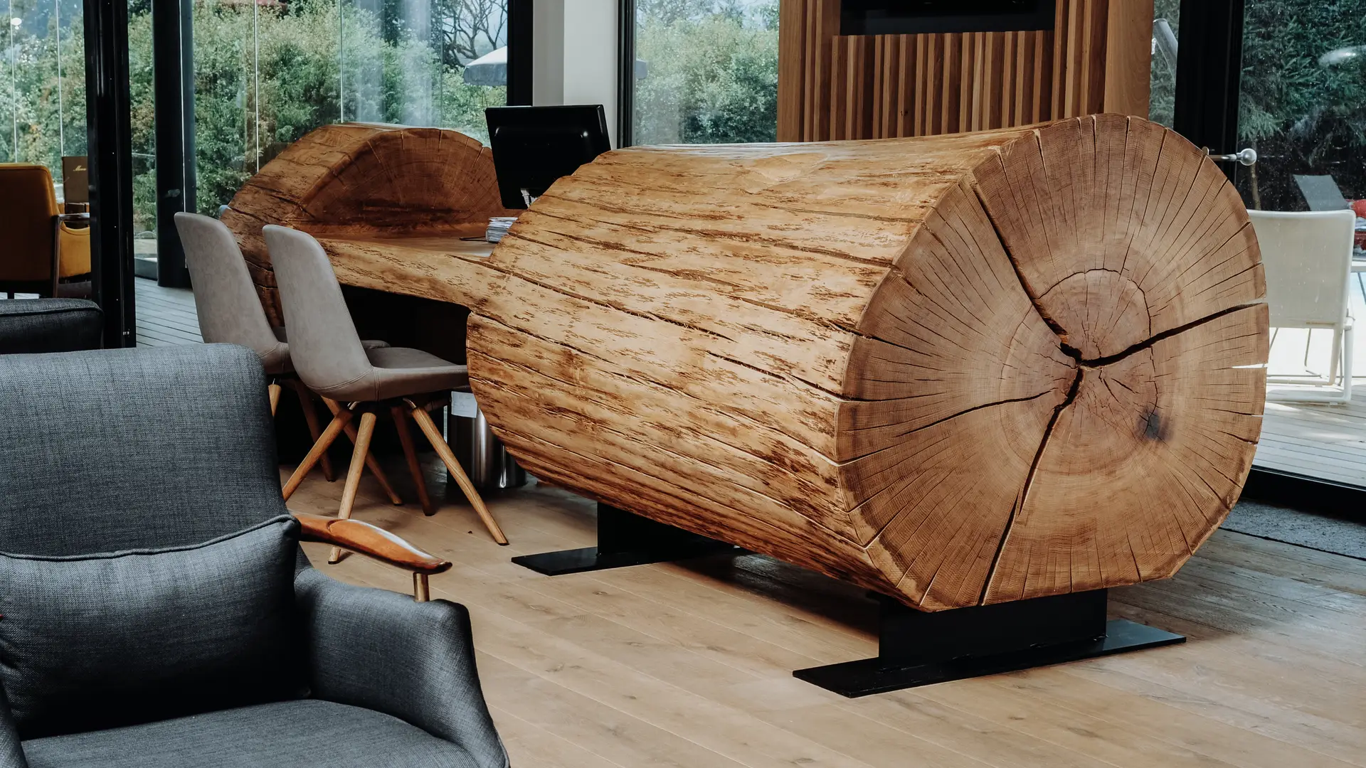 Exclusiva recepción de hotel hecha de un tronco de árbol para áreas de recepción de hoteles de Stammdesign, vista trasera.
