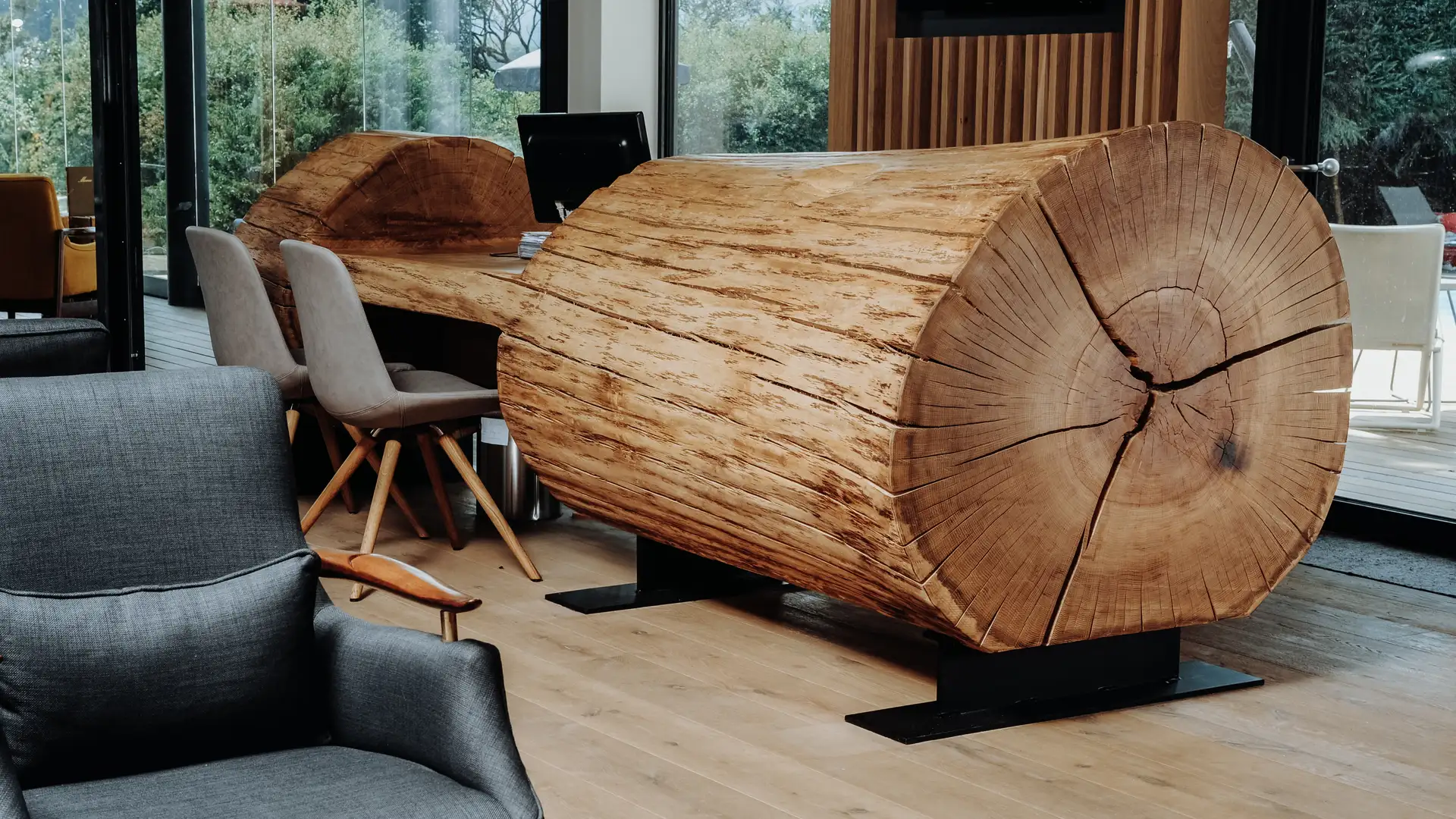 Exclusiva recepción de hotel hecha de un tronco de árbol para áreas de recepción de hoteles de Stammdesign, vista trasera.