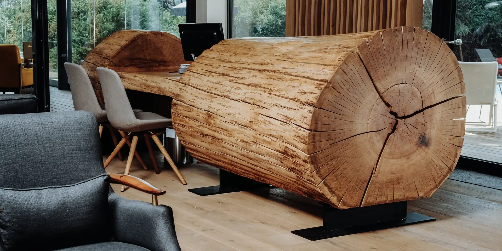 Exclusiva recepción de hotel hecha de un tronco de árbol para áreas de recepción de hoteles de Stammdesign, vista trasera.