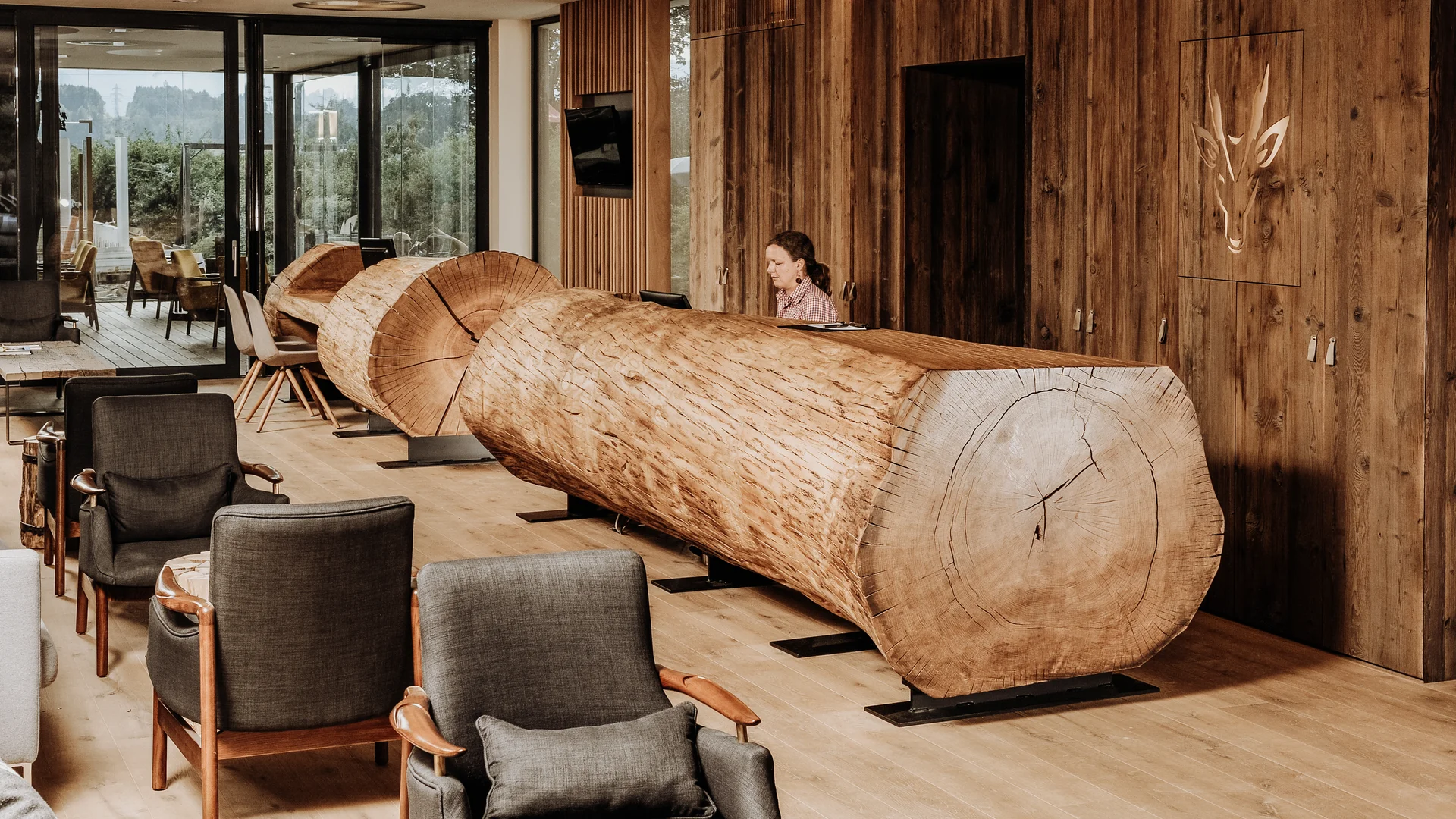 Exklusive Hotelrezeption aus einem Baumstamm für Empfangsbereiche von Hotels von Stammdesign