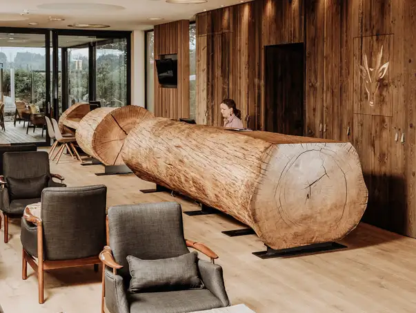 Reception esclusiva per hotel realizzata con un tronco d'albero per le aree di accoglienza degli hotel di Stammdesign.