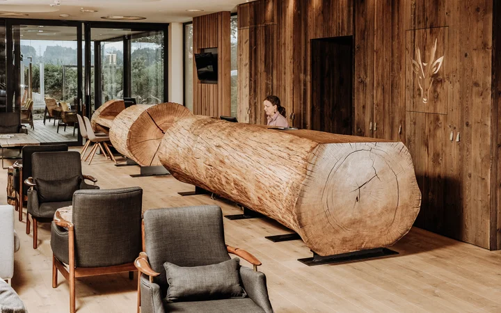 Exklusive Hotelrezeption aus einem Baumstamm für Empfangsbereiche von Hotels von Stammdesign