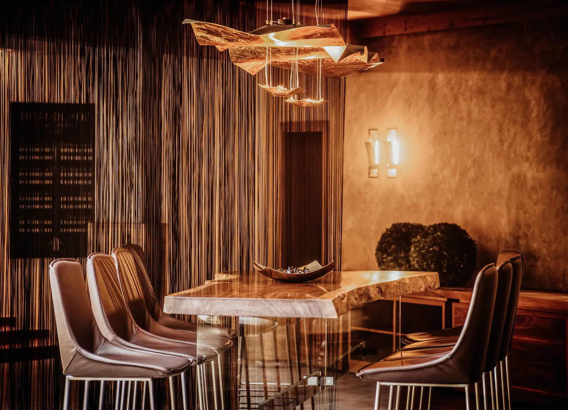 Moderner Designer Stehtisch für Gastronomie aus Massivholz von Stammdesign, Stirnseite
