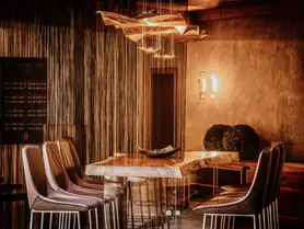 Mesa alta de diseñador moderna para gastronomía hecha de madera maciza de Stammdesign, vista frontal.