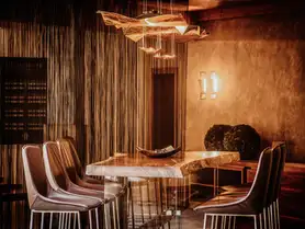Moderner Designer Stehtisch für Gastronomie aus Massivholz von Stammdesign, Stirnseite