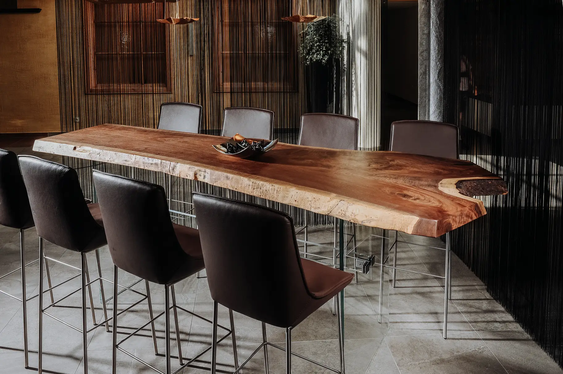 Moderner Designer Stehtisch für Gastronomie aus Massivholz von Stammdesign