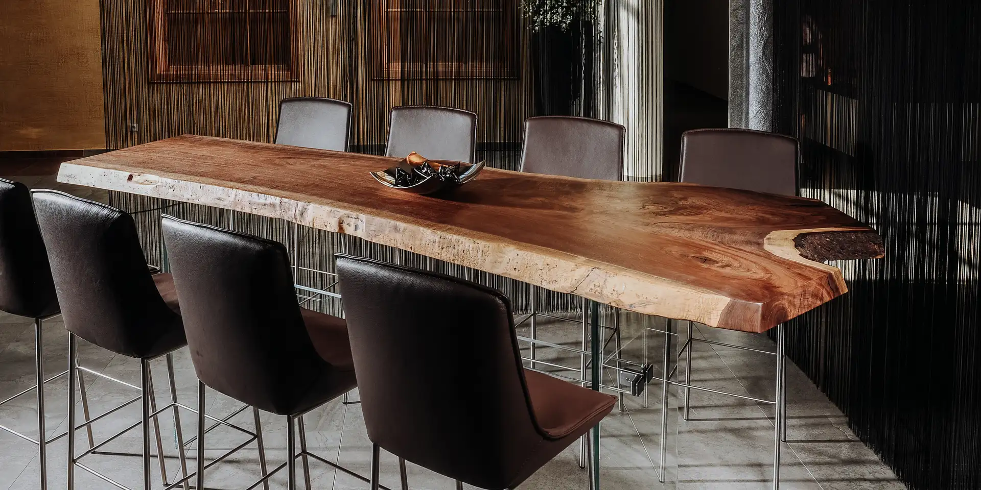 Mesa alta de diseñador moderna para gastronomía hecha de madera maciza de Stammdesign.