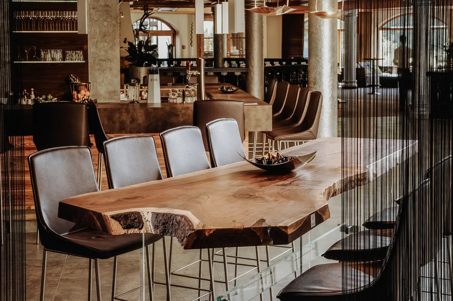 Moderner Designer Stehtisch für Gastronomie aus Massivholz von Stammdesign, Seitenansicht