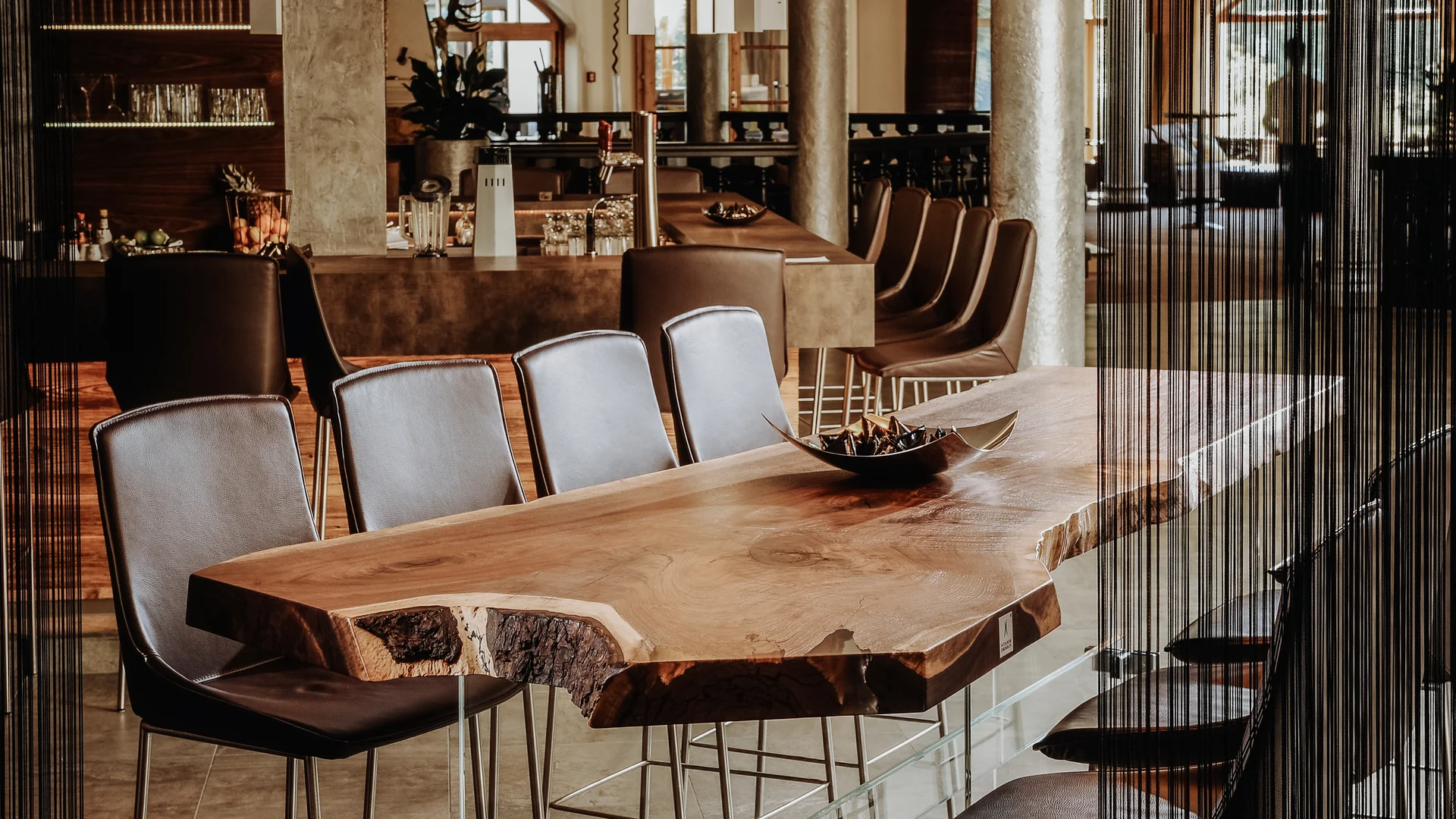 Moderner Designer Stehtisch für Gastronomie aus Massivholz von Stammdesign, Seitenansicht