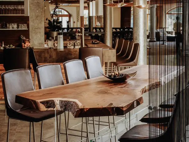 Mesa alta de diseñador moderna para gastronomía hecha de madera maciza de Stammdesign, vista lateral.