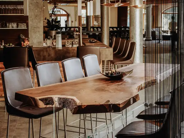 Tavolo alto da design moderno per la ristorazione in legno massiccio di Stammdesign, vista laterale.