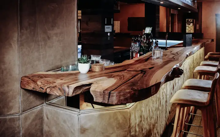 Encimeras de bar hechas a mano a partir de un tronco de árbol con una superficie elegante para el sector gastronómico de Stammdesign