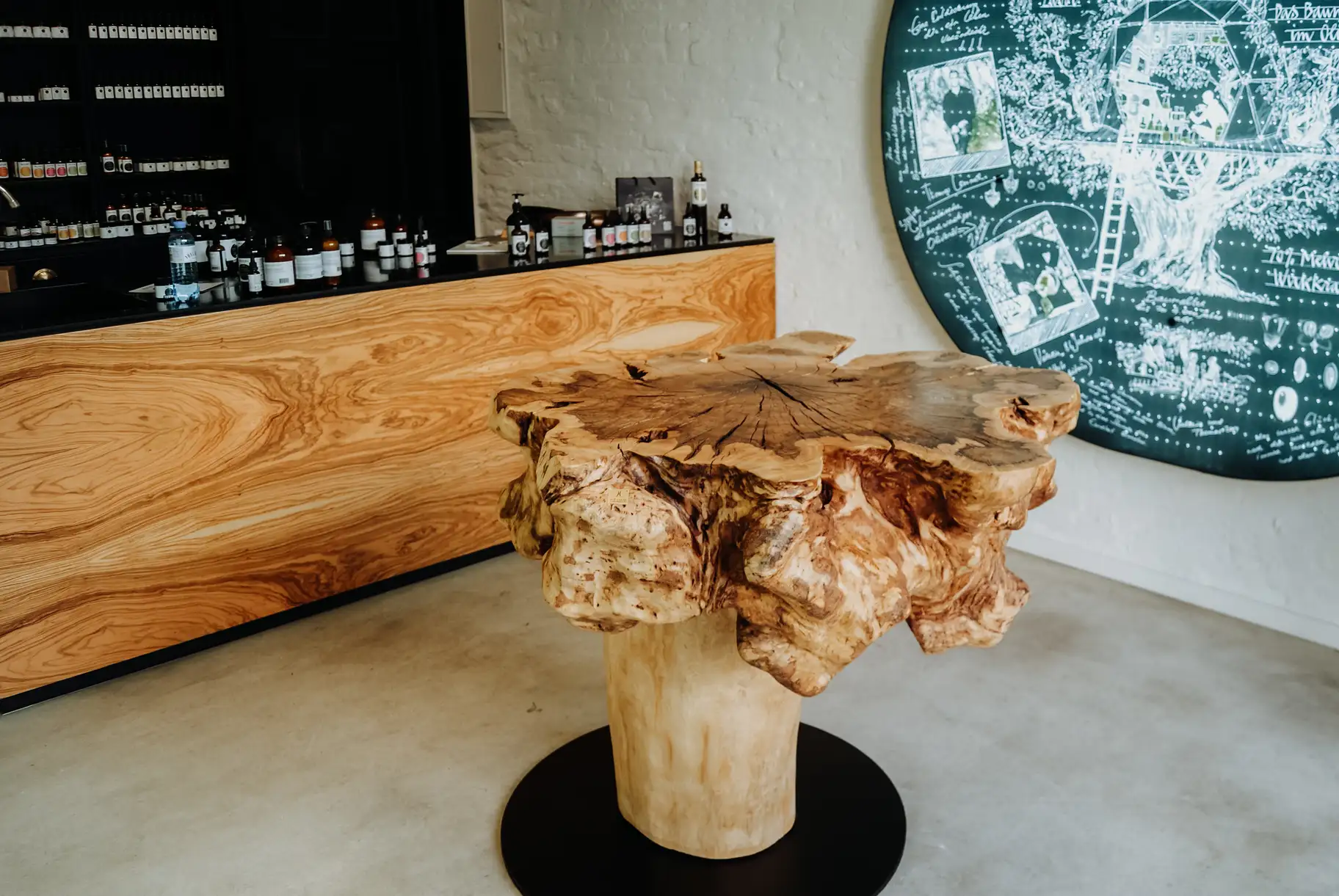 Table haute design en tronc d'arbre pour la gastronomie et les hôtels par Stammdesign
