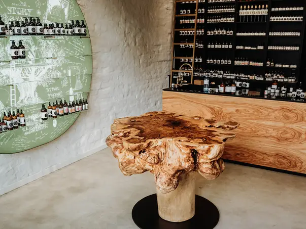 Mesa alta de diseño hecha de un tronco de árbol para gastronomía y hoteles por Stammdesign