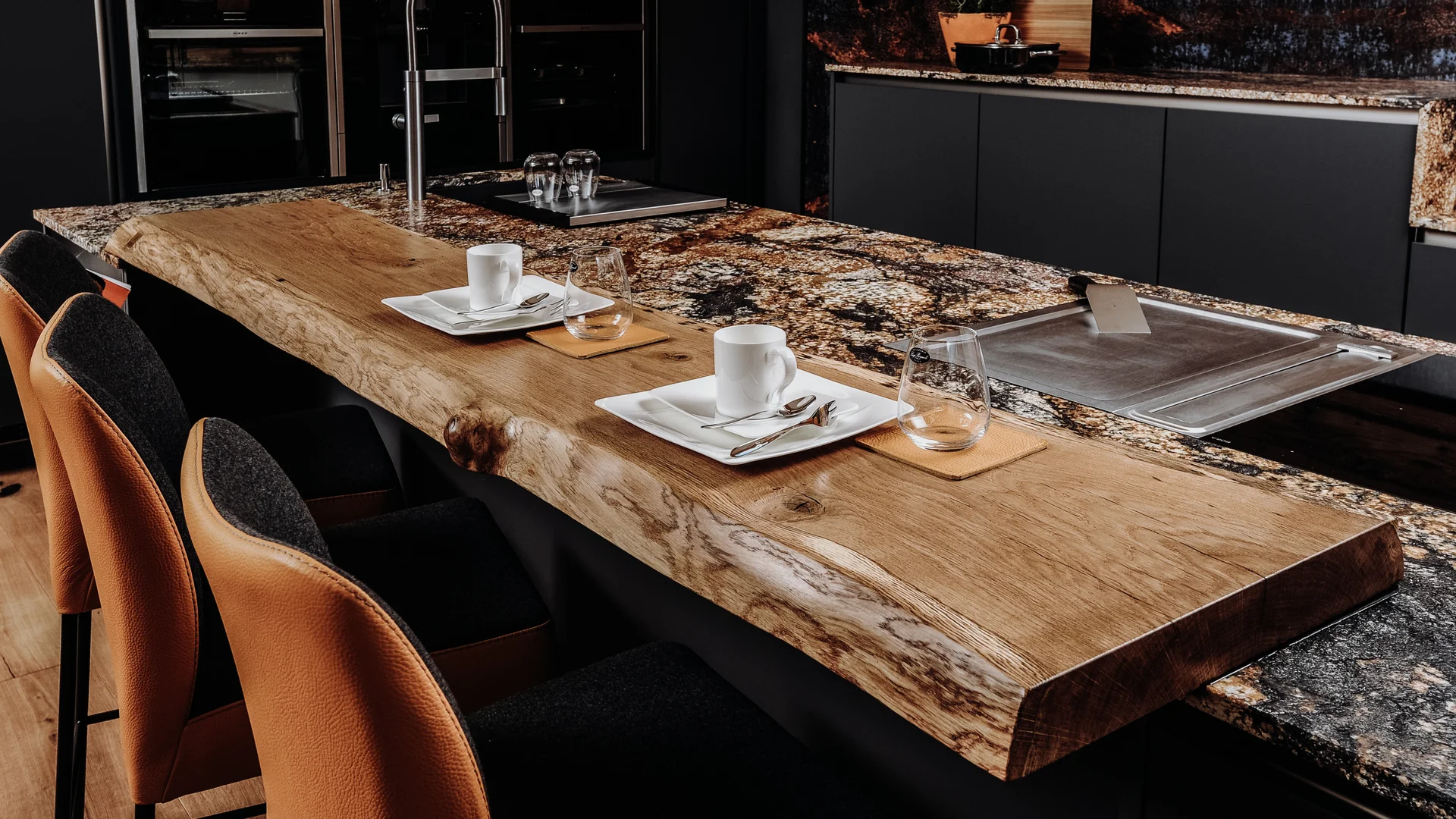 Hochwertige Bartheke aus einem Baumstamm für Gastronomie und Küche aus Eichenholz von Stammdesign