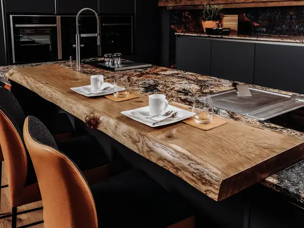 Bancone da bar di alta qualità realizzato in tronco d'albero per la gastronomia e cucine, realizzato in legno di quercia da Stammdesign
