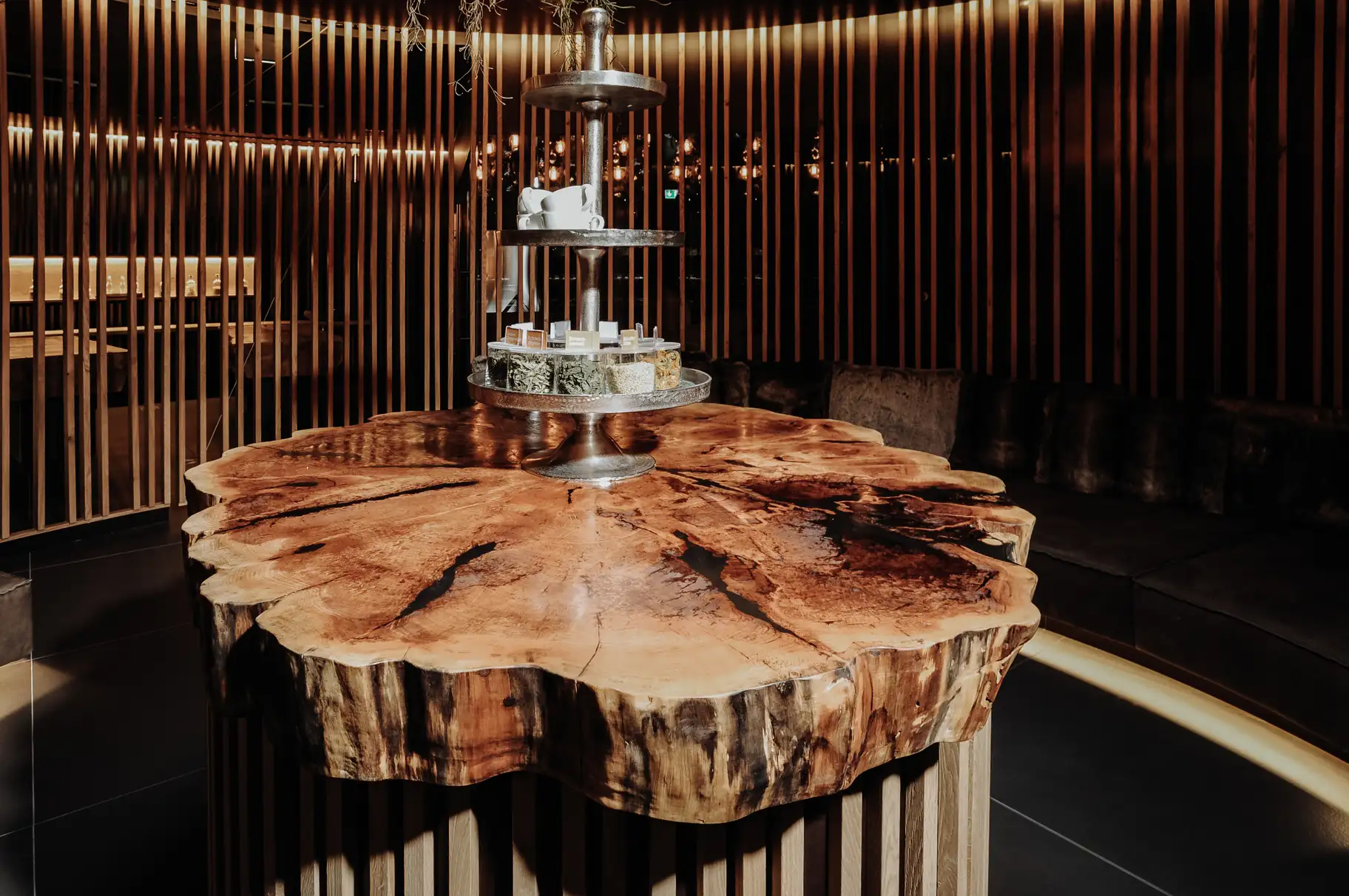 Designer wellness table made from a tree trunk for hotels and wellness areas, crafted from poplar, view 2