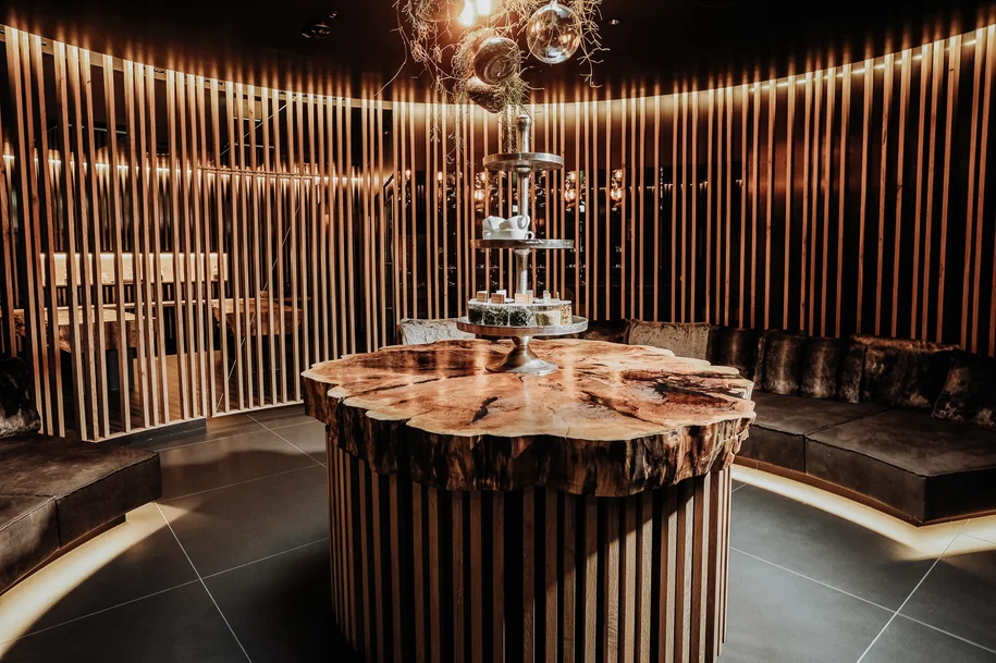 Designer Wellnesstisch aus einem Baumstamm für Hotels und Wellnessbereiche aus Pappel