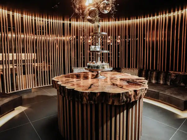 Tavolo da wellness design in tronco d’albero per hotel e aree benessere, realizzato in pioppo