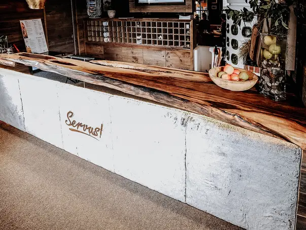 Mostrador de recepción sólido de tronco de árbol para hostelería y hoteles de Stammdesign