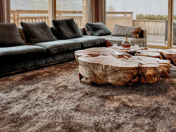 Mesa de centro única de tronco de árbol con vetas exclusivas y tapa de madera natural de olmo