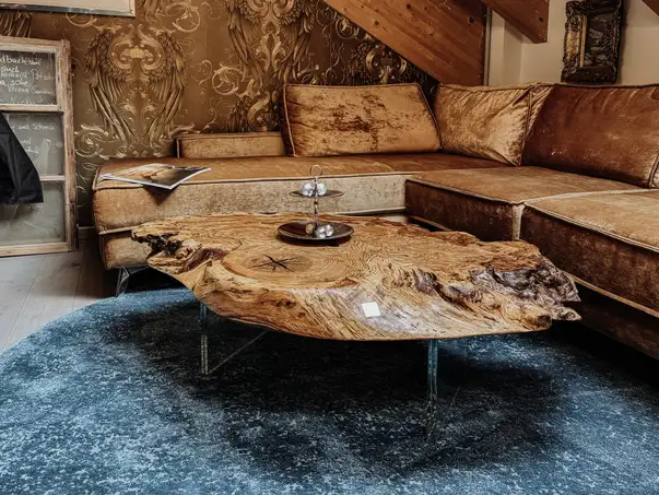 Tavolino naturale in tronco d’albero con superficie elegante e gambe in vetro di rovere