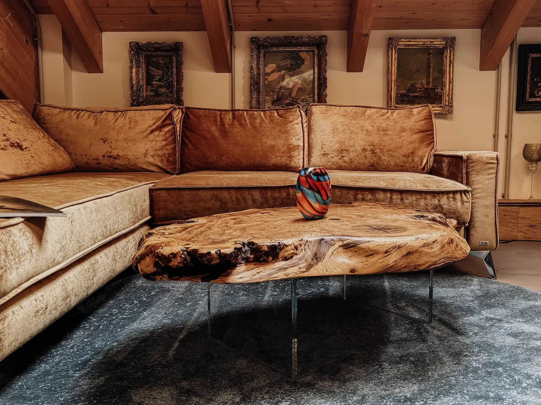 Naturbelassener Couchtisch aus einem Baumstamm mit eleganter Oberfläche und Glasbeinen aus Eiche 2