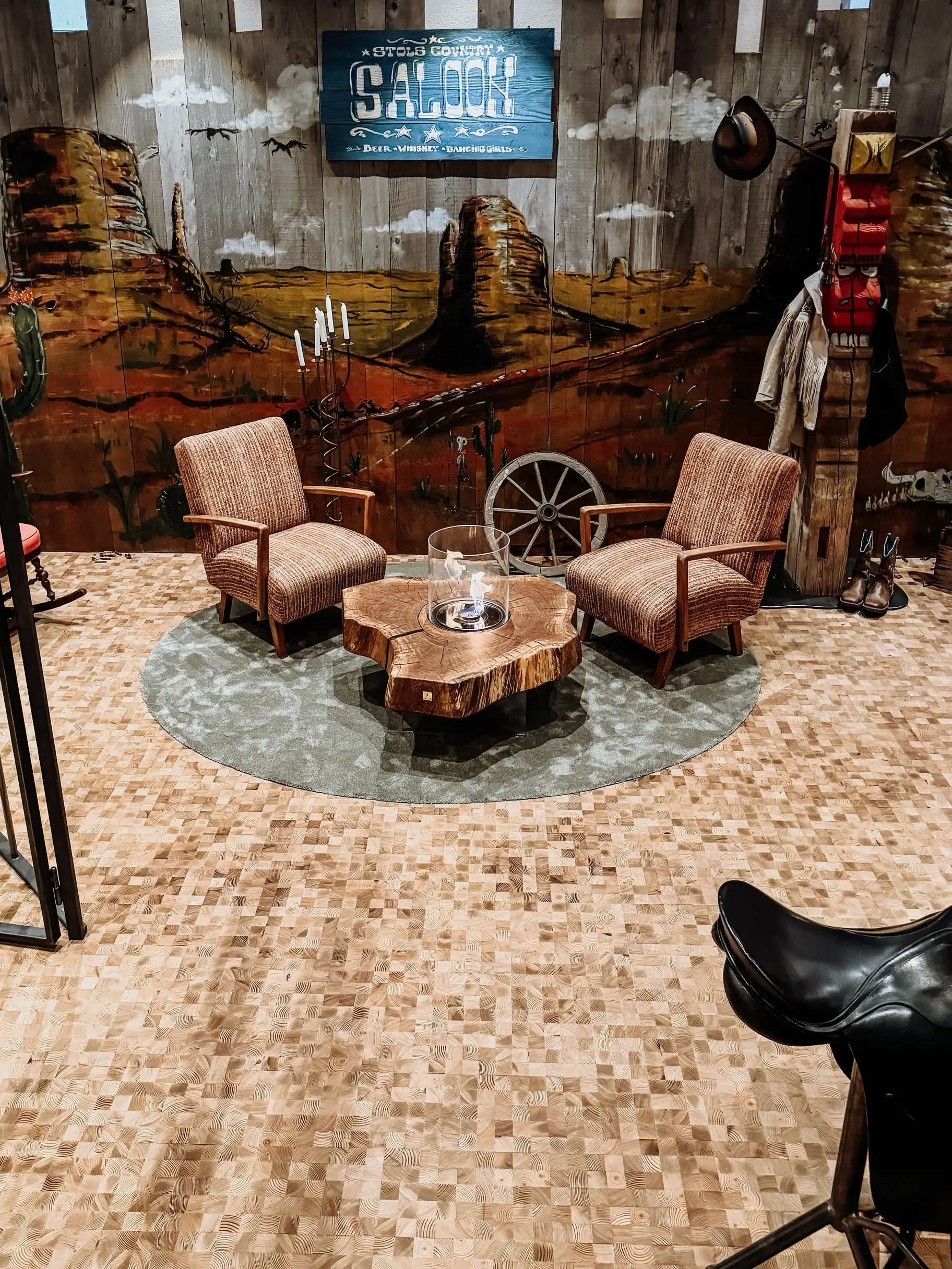 Tavolino massiccio in tronco d’albero con bellissime venature e piano in rovere fatto a mano