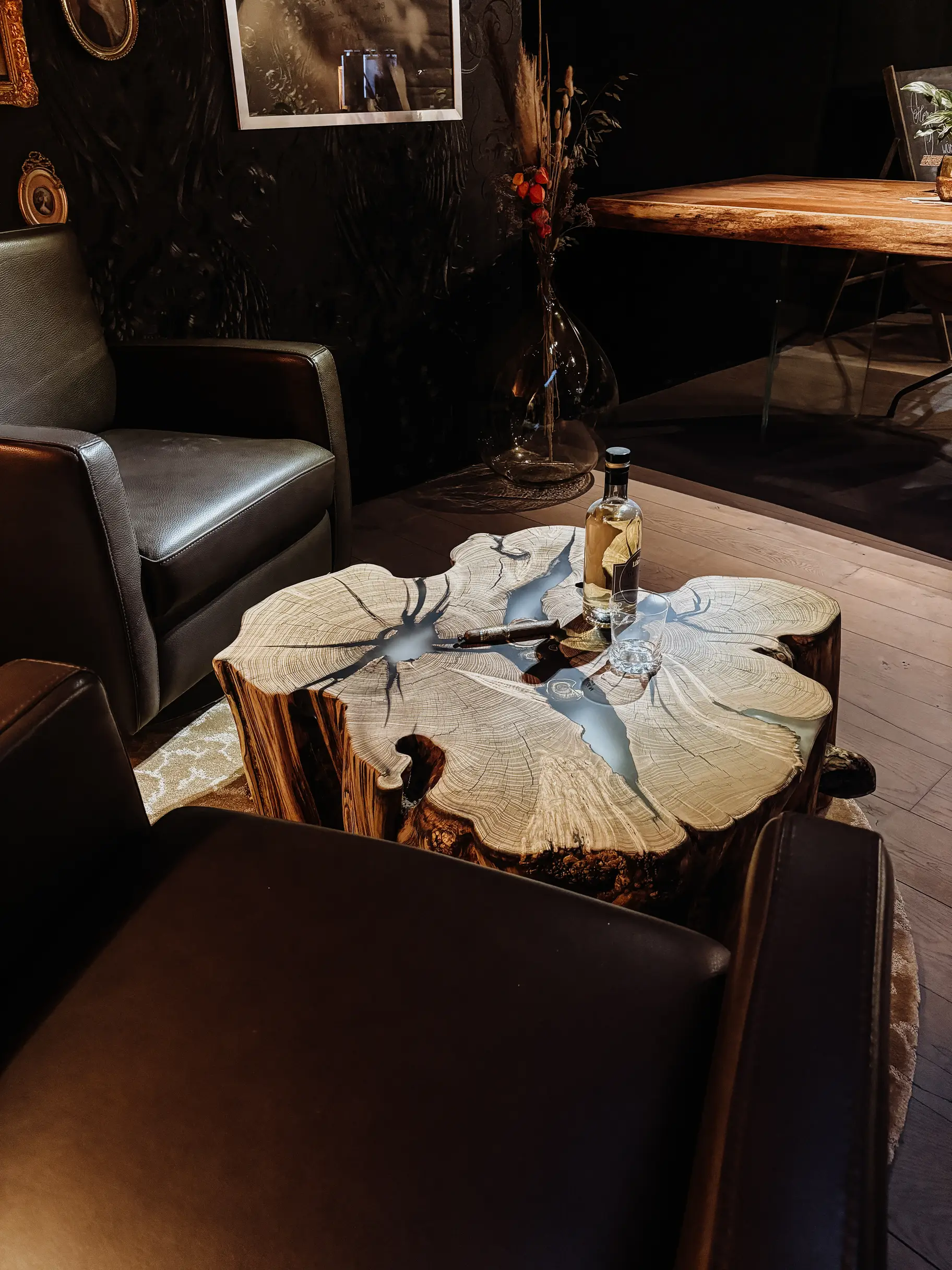 Rustikaler Couchtisch aus einem Baumstamm mit lebendiger Holzstruktur und robuster Tischplatte aus Robinie, Ansicht Oberfläche