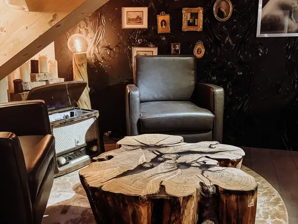 Mesa de centro rústica de tronco de árbol con veta de madera vibrante y resistente tablero en robinia