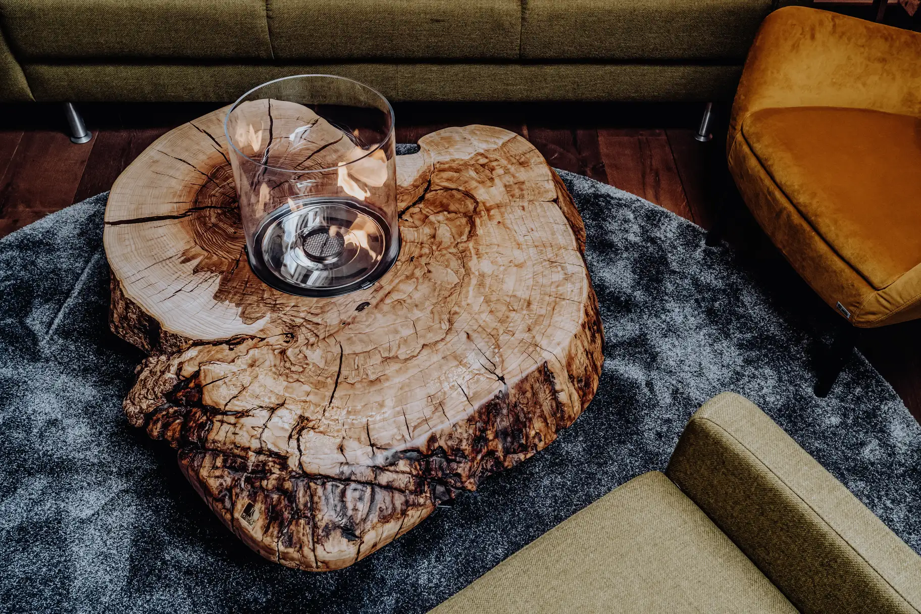 Mesa de fuego de diseño de tronco de árbol con vetas elegantes y tablero macizo de fresno