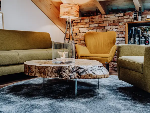 Mesa de fuego de diseño de tronco de árbol con vetas elegantes y tablero macizo de fresno