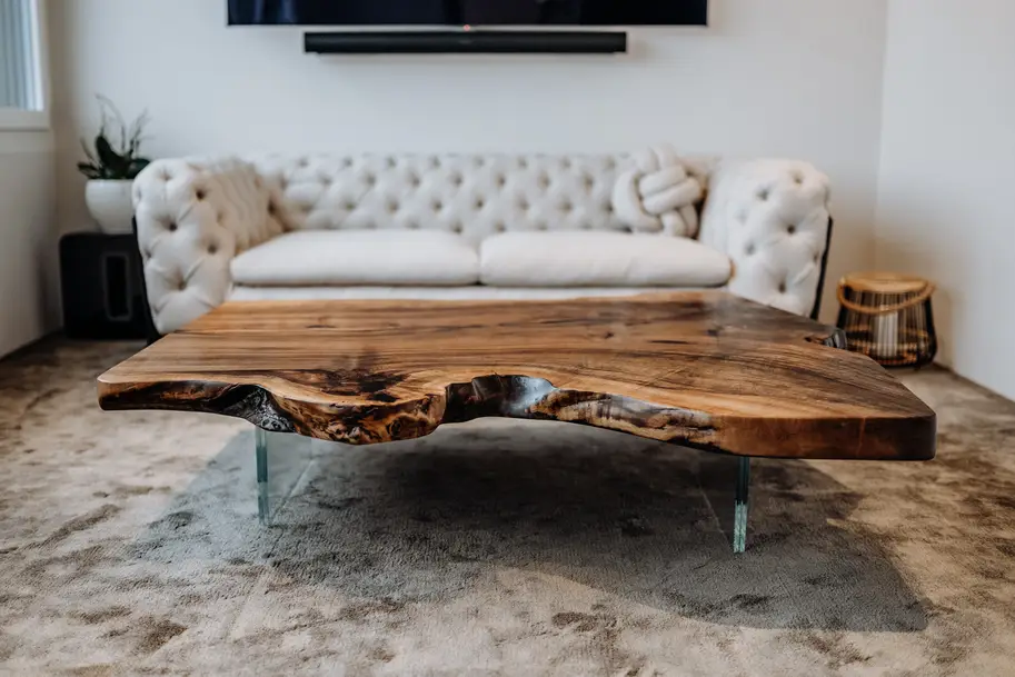 Rustikaler Couchtisch aus einem Baumstamm mit lebendiger Maserung und massiver Tischplatte aus Nussbaum, Seitenansicht