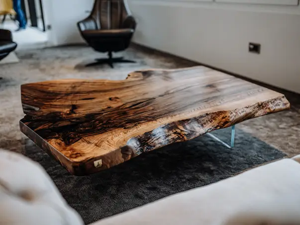 Mesa de café rústica hecha de tronco de árbol con veta vibrante y tapa de nogal macizo.