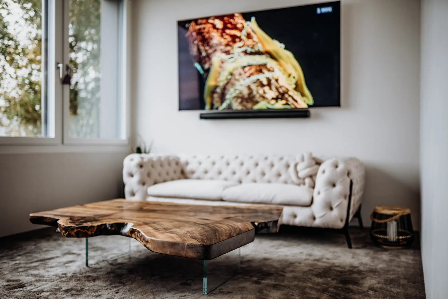 Rustikaler Couchtisch aus einem Baumstamm mit lebendiger Maserung und massiver Tischplatte aus Nussbaum, Ansicht 2