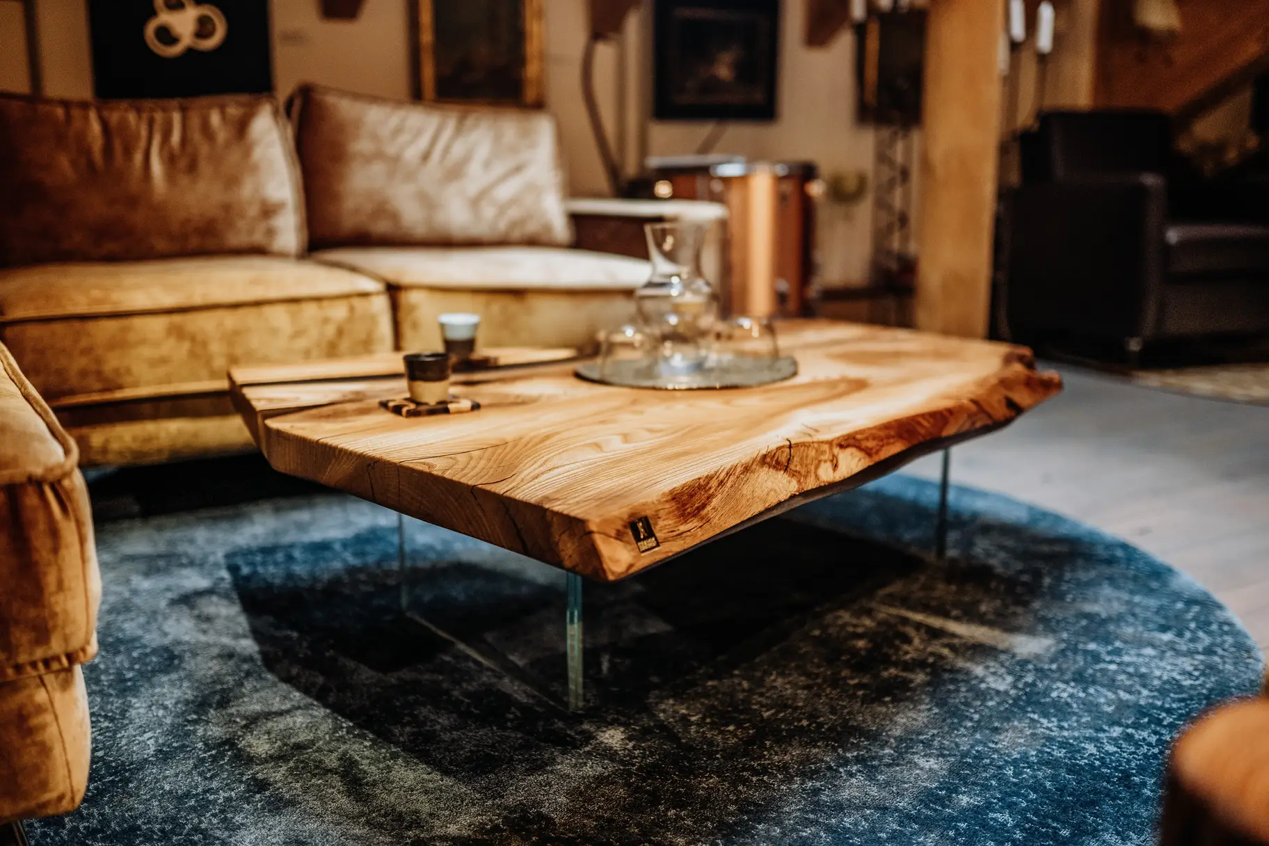 Hochwertiger Designer Couchtisch aus einem Baumstamm mit natürlicher Holzstruktur aus Ulme von Stammdesign, Ansicht 2