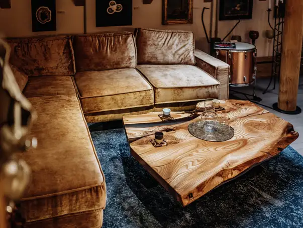 Tavolino da caffè di alta qualità realizzato con tronco d'albero e struttura naturale in legno di olmo di Stammdesign.