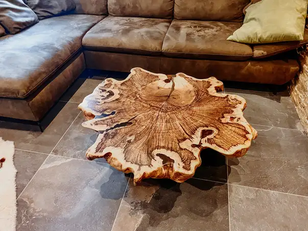 Tavolino in tronco d’albero fatto a mano con superficie rustica e piano in legno di frassino robusto di Stammdesign.