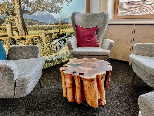 Mesa de café única hecha de tronco de árbol con tapa sólida y patas de vidrio elegantes de ciruela.
