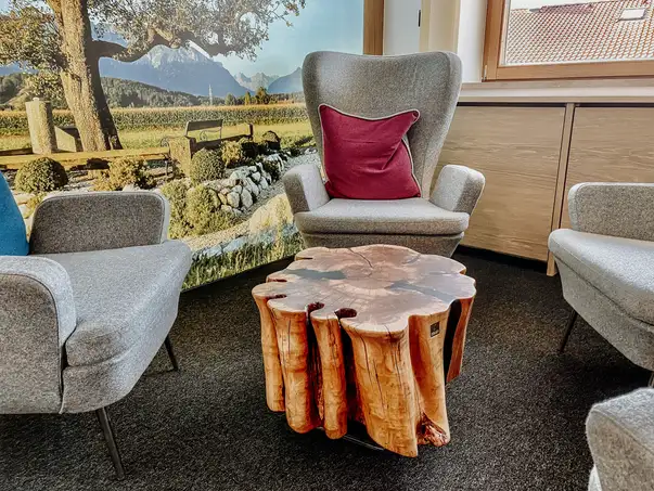 Tavolino da caffè unico in tronco d'albero con piano solido e gambe in vetro eleganti in legno di prugna.