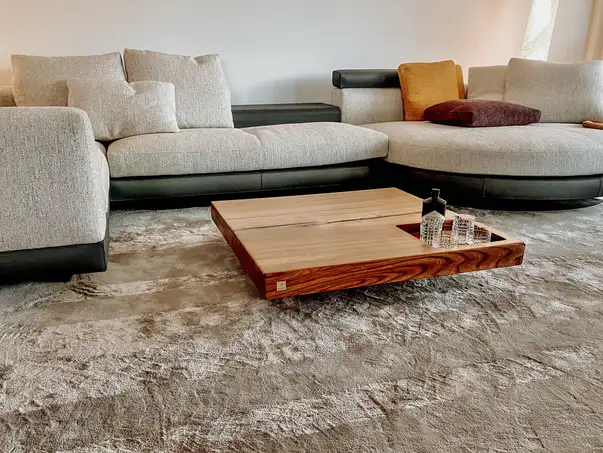Tavolino da caffè in tronco d’albero massiccio con grana del legno distintiva e gambe in vetro eleganti in olmo di Stammdesign.
