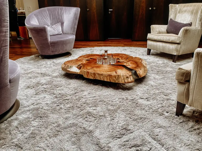 Tavolino da caffè design in tronco d’albero con venatura esclusiva e piano in olmo elegante.