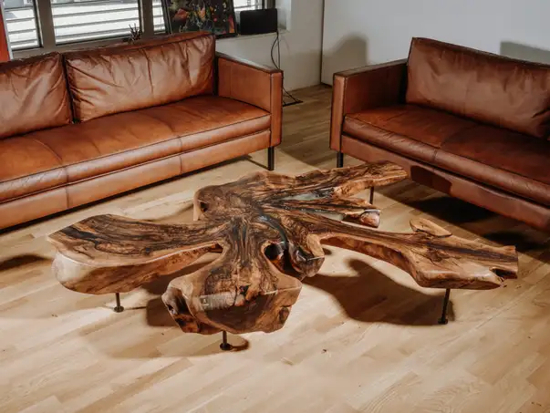 Esclusivo tavolino in tronco d’albero con piano in noce fatto a mano – un design naturale unico.