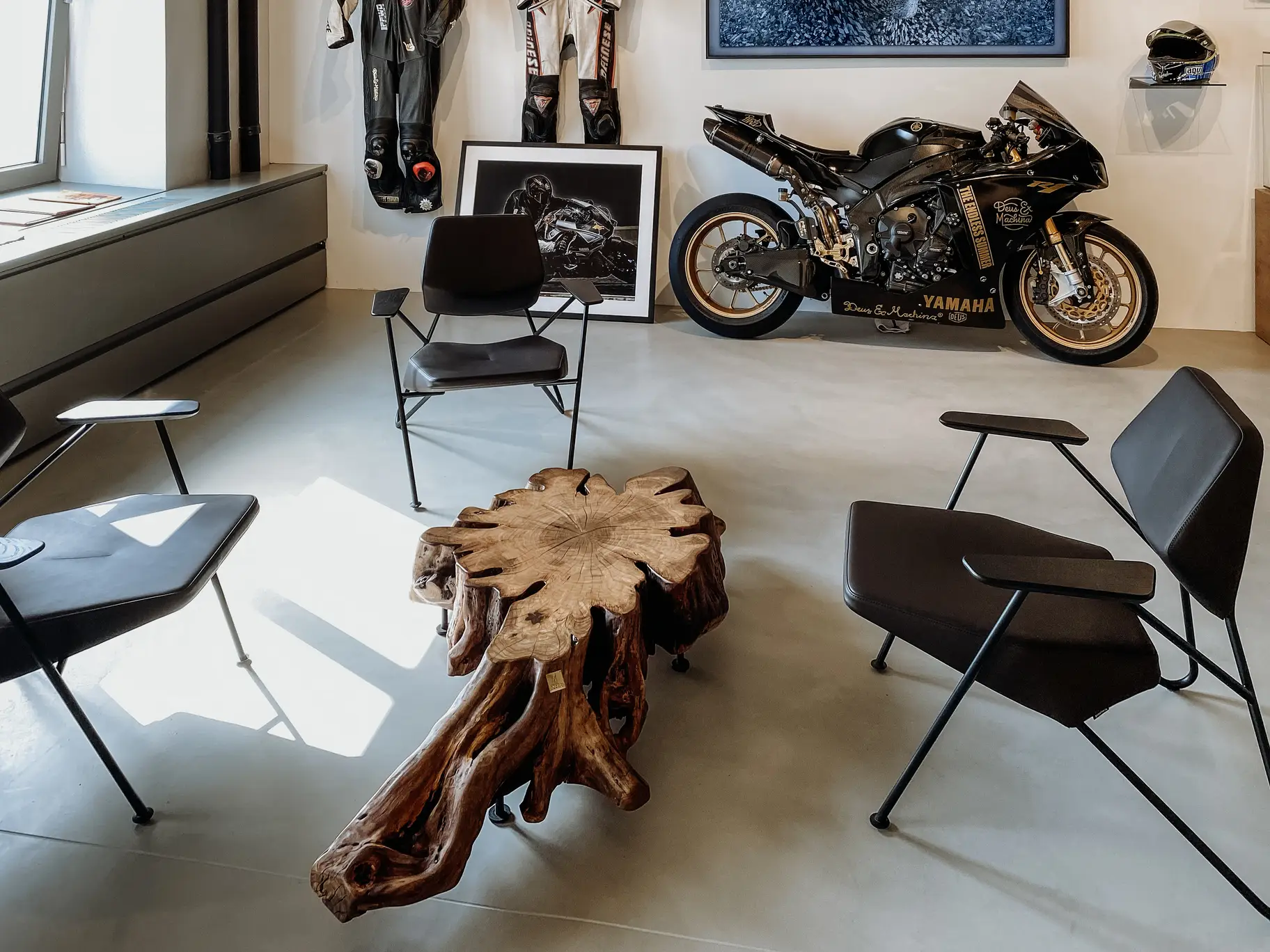 Moderner Couchtisch aus einem Baumstamm mit markanter Holzstruktur, gefertigt aus Eiche von Stammdesign 2