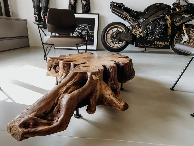 Tavolino moderno realizzato con un tronco d’albero e grana del legno marcata, in rovere, realizzato da Stammdesign, vista 1.