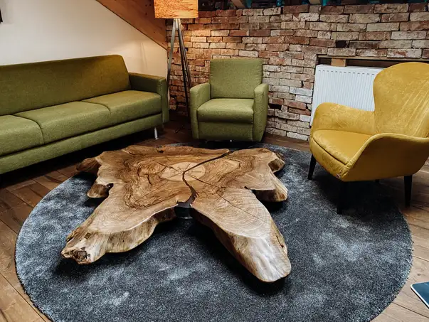 Tavolino da caffè di alta qualità realizzato con tronco d’albero, superficie elegante e tavolo in noce massiccio.