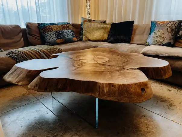 Tavolino unico realizzato con un tronco, con grana accentuata e tavolo in noce elegante.