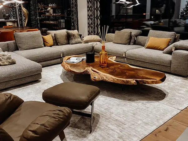 Tavolino rustico realizzato con un tronco, con grana del legno vivace e gambe in vetro eleganti, fatto a mano, vista sinistra.