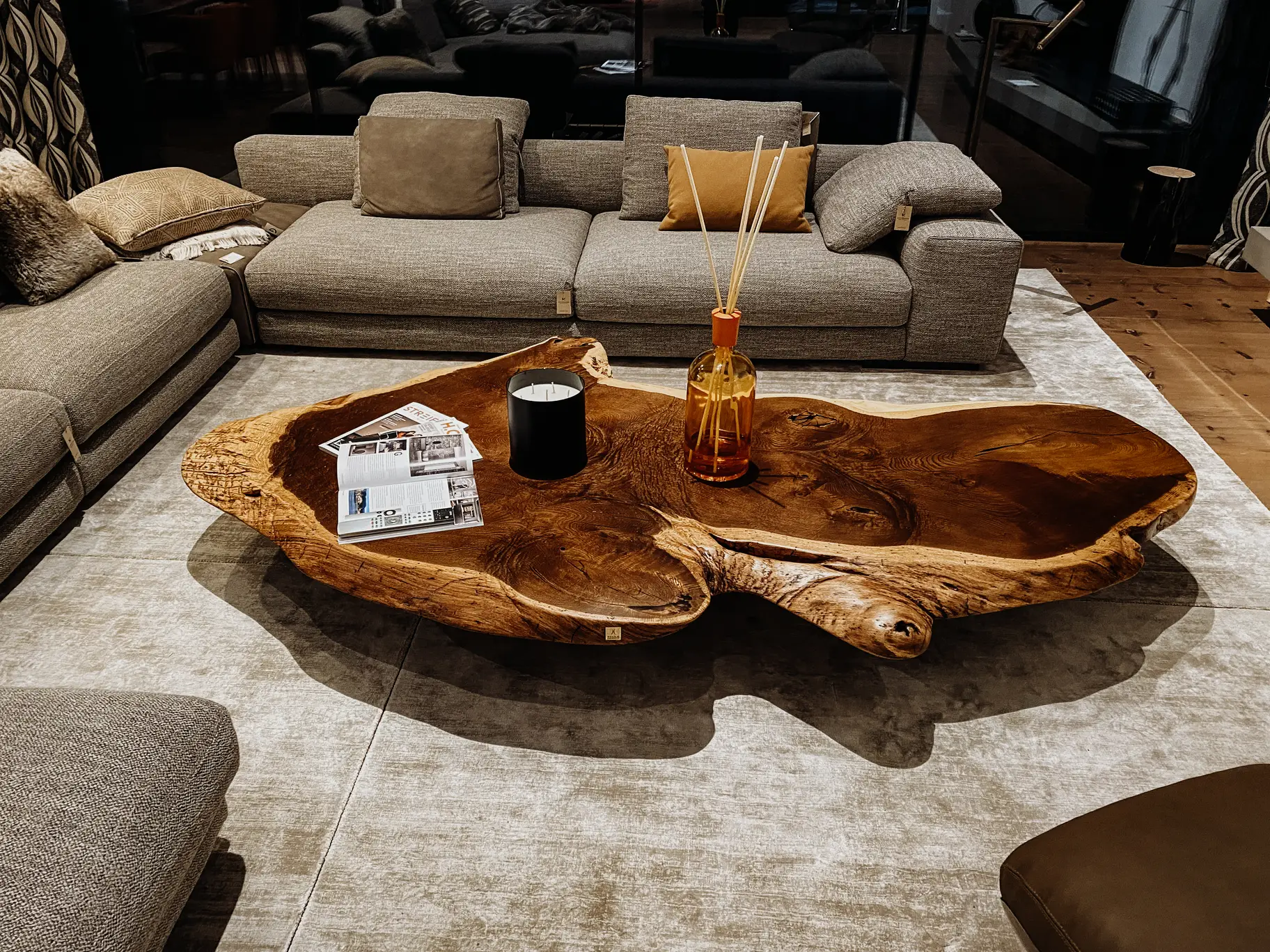 Rustikaler Couchtisch aus einem Baumstamm mit lebendiger Holzstruktur und edlen Glasbeinen, handgefertigt, Frontalansicht